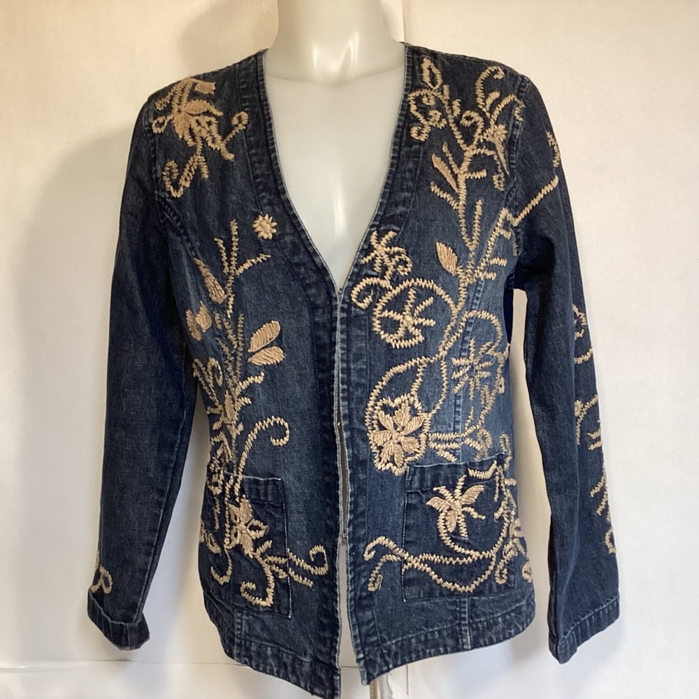 Chico’s Jean denim jacket embroidered Women’s Chico’s size 1 equals to small